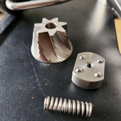 Hand Grinder M48 Penggiling Kopi Manual Stainless Steel Dengan Desain Ergonomis